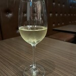 Quatre lapin - グラスワインの白。銘柄は不明。