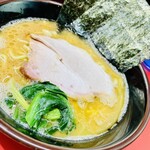 横浜ラーメン 真砂家 - 【ラーメン並】850円。ほうれん草、チャーシュー、海苔