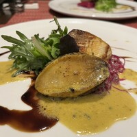 キャトルラパン - お魚料理は低温調理した寒ブリと大きな鮑。肝とバルサミコ酢ソースで白ワインに合います。