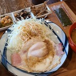 鉄板居酒屋 たちまち - 目玉おやじ定食(税込500円)
            ①目玉焼きのベーコンエッグ、千切りキャベツ②自家製冷奴③ゴーヤチャンプルー④ひじき煮⑤金平牛蒡⑥白ご飯⑦味付け海苔⑧具沢山のお味噌汁
            盛り沢山で朝から食べ過ぎです(笑)