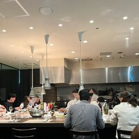 キャトルラパン - 広々とした店内に高い天井。ラグジュアリーかつリーズナブルにフレンチが楽しめます。