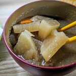 ポーク玉子おにぎり くじら - 豚汁は大振りの野菜がたっぷりで、よくよく煮込まれています。