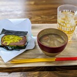 ポーク玉子おにぎり くじら - 一番人気の「しそたく」(480円)に、豚汁セット (430円) を付けて頂きました。 注文してから作って下さるので、のんびりと待ちます。