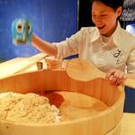 鮨 おにかい×2 - ってか お姉さんのこの笑顔！砂あそびしてる子供みたいじゃん！（笑）この「おにかい節」な空気感、いいなぁ…(*´艸｀*)