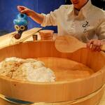 鮨 おにかい×2 - おにかいのシャリは赤酢２種に米酢１種ベースの赤舎利。厚かましくも銘柄を尋ねると「隠すようなことなんて何もないから」と教えてもらえました♪ふふ…（今は新規さんの入手困難な老舗の名品です）