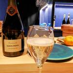 鮨 おにかい×2 - オープニングはスパークリングワインかビールより選択。オープニングに相応しい華やかな香りのセレクションです(*´∀｀)