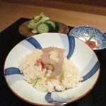 銀座 とよだ - 蓮根と京揚げの銅釜炊込みご飯　赤出汁
      香の物