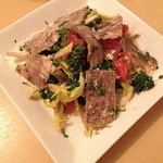 クッチーナ笑多 - 自家製コッパとフルーツトマト、菜の花、タンポポの葉のサラダ（１，２８０円）２０１４年２月