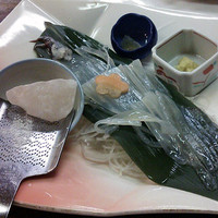 海鮮家 はこだて 本店 - 活き烏賊の刺身は、岩塩でいただきます。