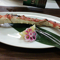 海鮮家 はこだて 本店 - 焼きタラバガニは、大きい脚が一本で提供されます。