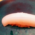 鮨 おにかい×2 - 墨烏賊。包丁の入れ加減がぜつみょうで！噛みごたえ楽しみつつホロリと崩れる食感。