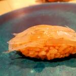 鮨 おにかい×2 - キレイに並んだ白魚の昆布締め。ぶっちゃけ、個人的に白魚はピッチピチ生が最強かなぁ…とは言え、これはこれで旨かったケド。