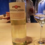 鮨 おにかい×2 - ソムリエの腕の見せどころ、寿司コースの終盤ワイン。思わず「おっ！」と声が出てしまう個性的な白ワイン。超相性バッチリ！