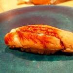 鮨 おにかい×2 - 口に入れると ほろっと崩れる、いやらしさの欠片もない「きれいなアナゴさん」。しっかり仕上げられたアナゴ、立派なご馳走なんだぜ！そんな感動あなご。