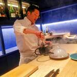 鮨 おにかい×2 - 客席に立ち籠める煙の薫りと共に。スモークチップは広葉樹ミックスですね。