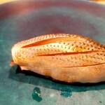 鮨 おにかい×2 - 浅めで３日酢締めした小肌ちゃん。巷の固くなった酸っぱい小肌は何なの？という、生寄りの絶妙加減！いい仕事してるよなぁ…