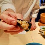 鮨 おにかい×2 - まずは合わせたての状態でシャリの味見！段々馴染んでいく変化も合わせて楽しんで、という趣向ね。粒がしっかり立った、計算済みな塩梅をしっかり感じ取れます。