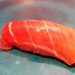 鮨 おにかい×2 - 時期的にほんのり酸味のある、絶妙な脂加減の中トロ。マジうまい…。理屈抜きにうまい…(*´ω`*)
