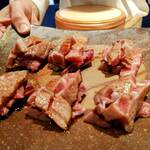 鮨 おにかい×2 - 「いきなり大トロ炙り…重くない？」って？案ずるなかれ。程よく赤身と鋤身を合わせてトップバッターに相応しいバランスに仕上がってます！