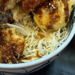 天ぷ羅 重天 - キャベツが敷かれている。