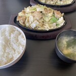 Tegiri Teppan Yakiniku Kaen - 牛ホルモン大１１００円　ご飯セット