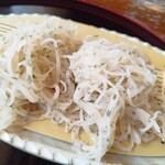 Mitsu kura - 季節の変わり蕎麦が桜に変わっていました。いい香り〜♪