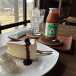 コーヒーアンドギャラリー モリ カフェ - チーズケーキ（税込み３００円）と雪下にんじんジュース（４００円）
