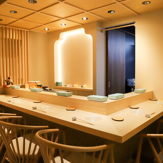 お席はカウンター席とテーブル席！シックで落ち着いた空間