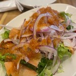 肉とワインとクラフトビール アンカーグラウンド - 4/12　サーモンのサラダ　