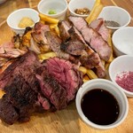 肉とワインとクラフトビール アンカーグラウンド - 4/4　チキン・ポーク・ビーフの3種盛り　やっぱり私たちには大盛～～（笑）