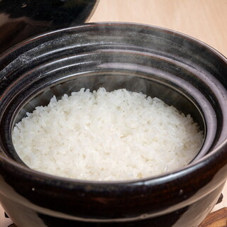 讓烤肉更加美味！在砂鍋中準備蓬鬆的剛煮好的米飯。