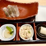 東京 今井屋本店 - 前菜３種と海鮮生ハムって名の鯛の軽い燻製的なもので、他の人にはコレに新玉ねぎスライスがドサッと載って(*・ω・)ﾏｽ♪