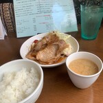 SEVEN - 味噌汁は、ささがきごぼうに豆腐が煮詰まってま。ご飯は残念。