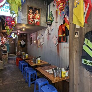 タイの屋台を再現した空間。路地裏のような雰囲気を楽しんで◎
