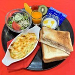 Y’s Cafe - 照り焼きチキンサンド＆ミニマカロニグラタン￥900