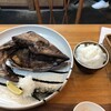 Hiratsuka Gyokouno Shokudou - 普通の大きさなご飯茶碗と比べると、かぶと焼きの巨大さがわかりやすい