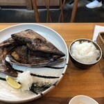 平塚漁港の食堂 - 普通の大きさなご飯茶碗と比べると、かぶと焼きの巨大さがわかりやすい