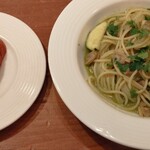 ドルクッチ - 料理写真:パスタとフォカッチャ