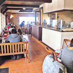 ラ・ポルタブルー - 人気店ゆえ予約は必須！訪れた日も次々に客が押し寄せていました