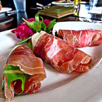 水牛のモッツアレラとルッコラの生ハム包み