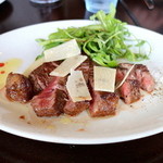 ラ・ポルタブルー - 牛肉のタリアータ風、ルッコラ添え