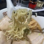 Kitakata Ramen Bannai - 麺は極太ちぢれ玉子麺　うどんよりもスープが飛びますので気をつけましょう！