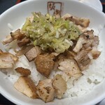 Kitakata Ramen Bannai - ねぎ塩炙り焼豚ご飯はねぎ塩がなかなか塩味強め。混ぜて食べるのがちょうど良いです