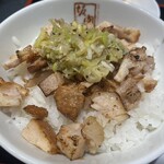 喜多方ラーメン 坂内 - ねぎ塩炙り焼豚ご飯はねぎ塩がなかなか塩味強め。混ぜて食べるのがちょうど良いです