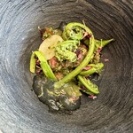 レヴォ - 専属漁師が射止めた月の輪熊を薪で炙った薄いもも肉。こごみ、甘草、あざみのピューレ、はちみつとコンソメのジュレをかけて。熊は脂身が美味しいですが、熊を味わうために敢えての股肉だそうです。美味。