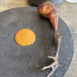 レヴォ - 黒文字茶のフィンガーボールが付きます。
                                シェフが指定された特別飼育のL’évo鶏の雛鳥の股。詰め物は熊の手や内臓と炊いたご飯です。薪火でじっくり焼いて。和芥子のソースで。ほろりと骨から外れました。