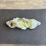 レヴォ - 水蛸を薪で炙って。中には吸盤と刻んだ筍、梅ソース、穂紫蘇、大葉オイル。中には棒状の筍が。