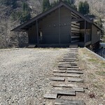 レヴォ - 建物に続く小道