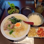 焼肉 カルビランド - 牛骨ラーメン（ランチのサービスとともに）