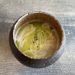 レヴォ - 大門素麺。オリジナル仕様。半生をアルデンテに茹でて。蕗の薹のオイル、山羊チーズの濃厚スープ、黒胡椒を振って。スペシャリテ。